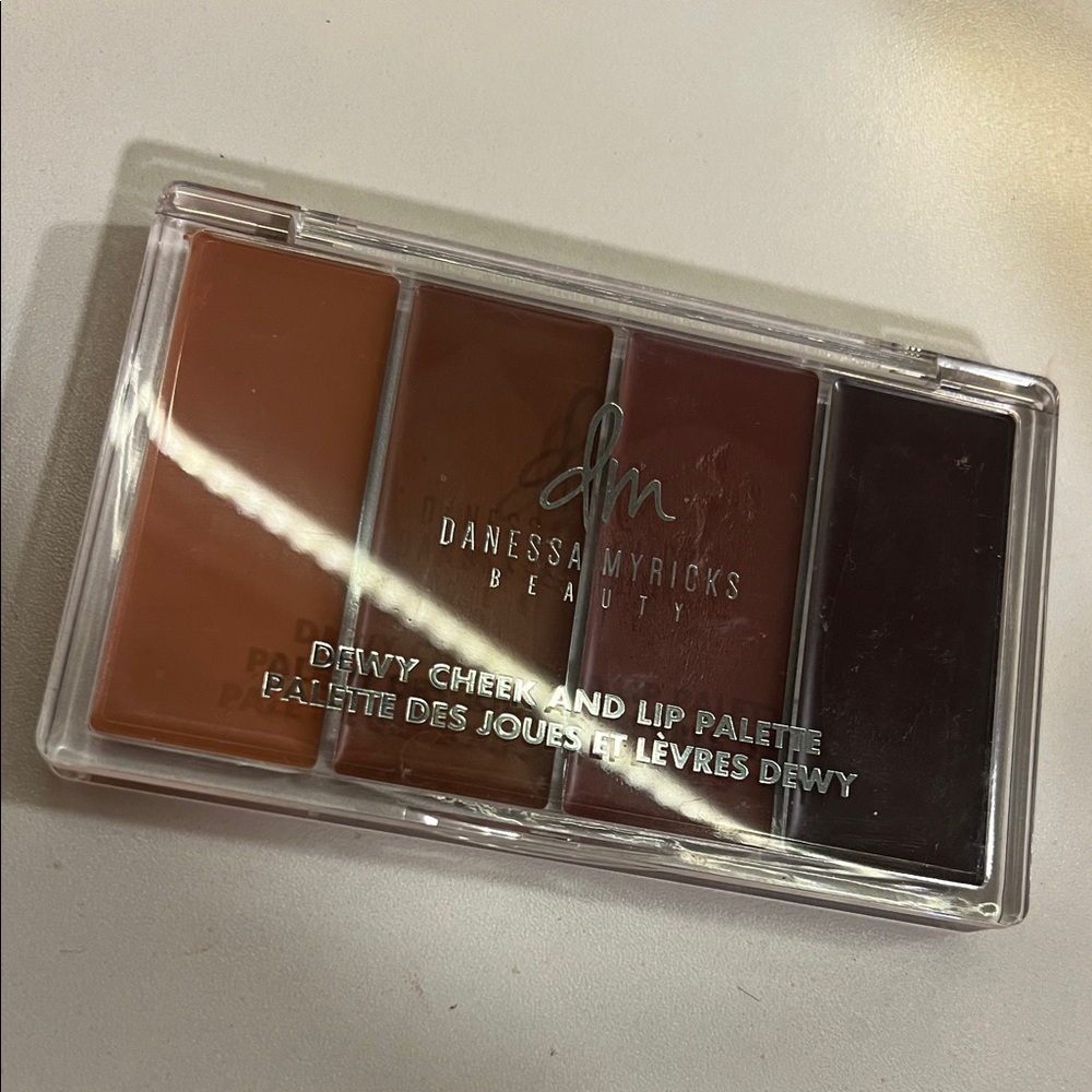 Danesas Myricks cheek and lip palette